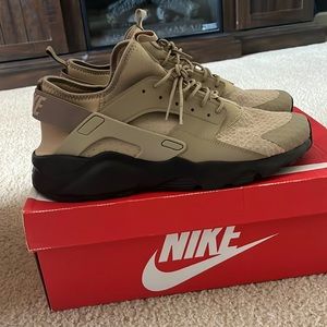 I’m selling these tan,and green Nike air huaraches